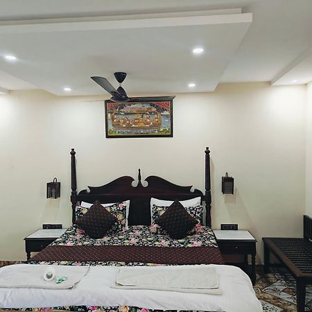 ทัวริสเรสท์เฮาส์ Hotel อัครา ภายนอก รูปภาพ